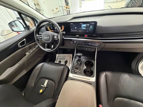 Used 2025 Kia Carnival FWD image 31