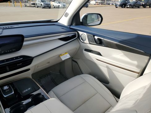 Used 2025 Buick Enclave Avenir image 11