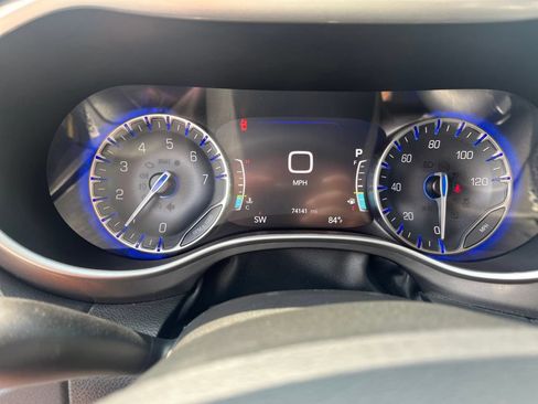 Used 2023 Chrysler Pacifica Touring-L FWD image 16