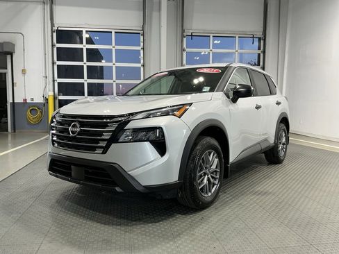 Used 2025 Nissan Rogue S image 2