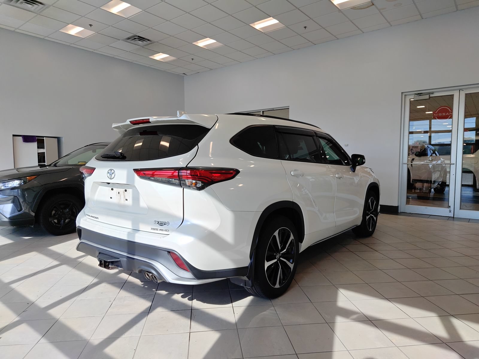 Used 2021 Toyota Highlander XSE AWD/4WD image 3