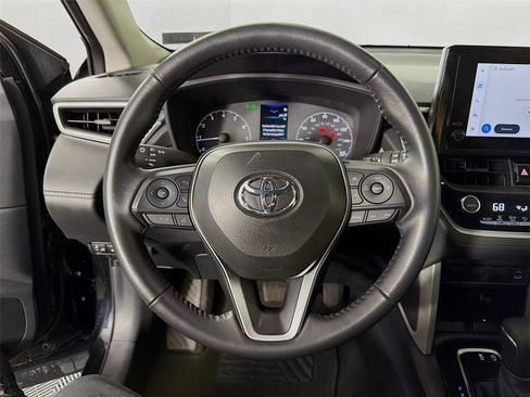 Used 2025 Toyota Corolla Cross LE image 12
