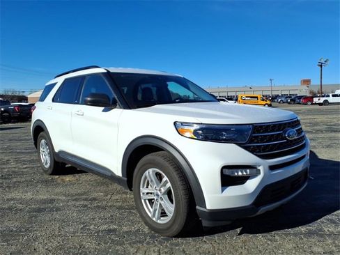Used 2023 Ford Explorer XLT w/ Equipment Group 202A image 3