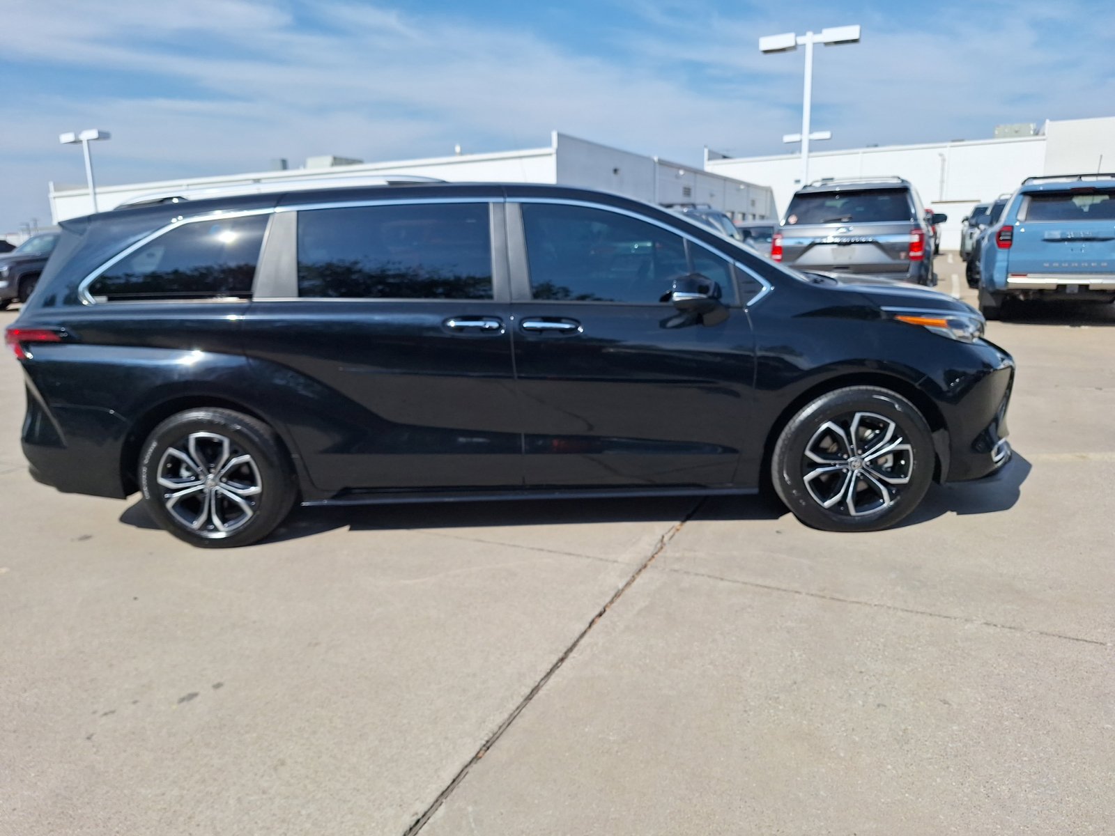 Used 2025 Toyota Sienna Platinum AWD/4WD image 7