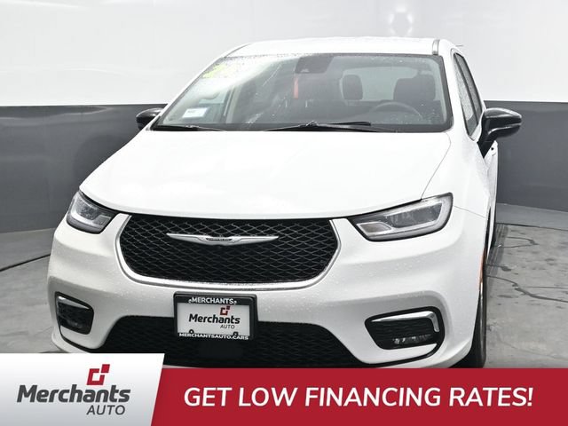 Used 2024 Chrysler Pacifica Touring-L FWD image 2