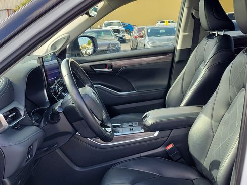 Used 2023 Toyota Highlander Platinum image 23