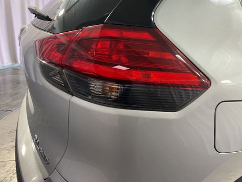 Used 2017 Nissan Rogue SL w/ SL Premium Package image 18