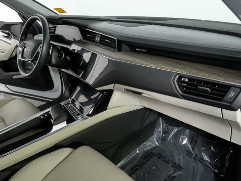 Used 2021 Audi e-tron Prestige w/ Prestige Package image 25