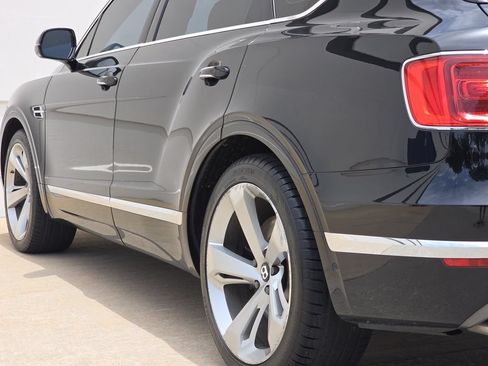 Used 2018 Bentley Bentayga AWD/4WD image 37