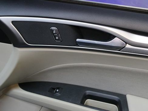 Used 2018 Ford Fusion SE FWD image 9