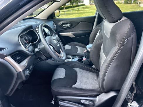 Used 2018 Jeep Cherokee Latitude FWD image 11