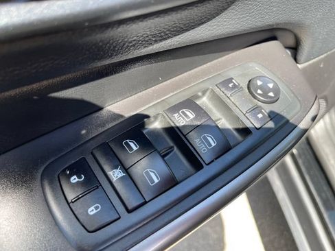 Used 2021 Jeep Cherokee Latitude Plus AWD/4WD image 11