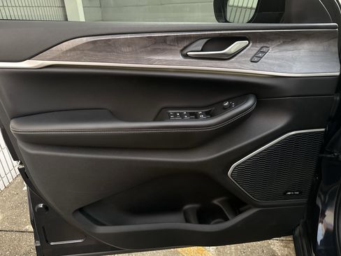 Used 2023 Jeep Grand Cherokee Limited w/ Luxury Tech Group II image 10