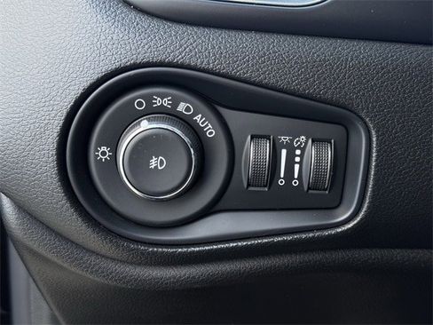 Used 2021 Jeep Renegade Limited image 25