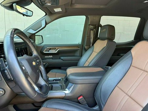 Used 2025 Chevrolet Silverado 1500 High Country w/ High Country Premium Package AWD/4WD image 16