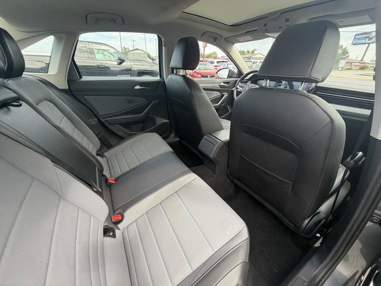 Used 2025 Volkswagen Jetta SE FWD image 13