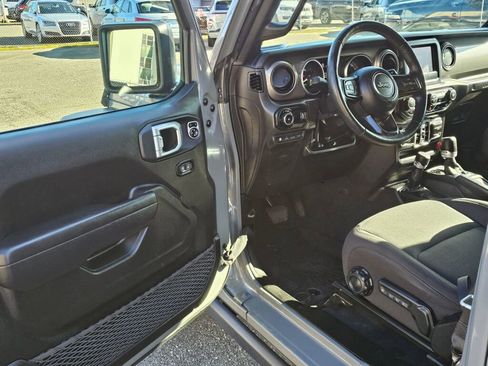 Used 2023 Jeep Wrangler Unlimited w/ Cold Weather Group image 18