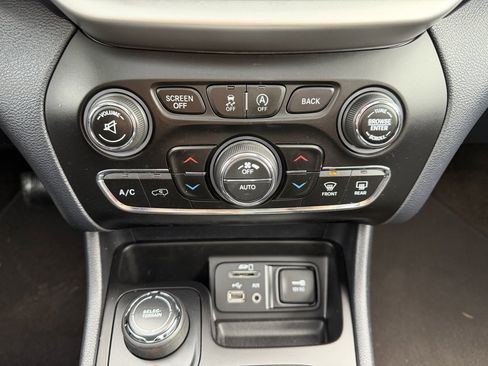 Used 2015 Jeep Cherokee Limited w/ Luxury Group image 24