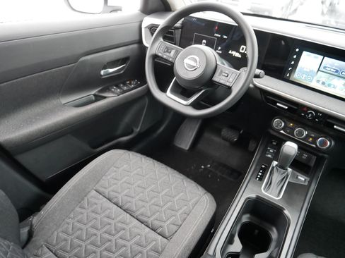 Certified 2025 Nissan Kicks SV w/ Illumination Package image 9