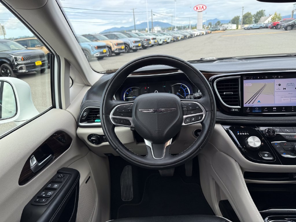 Used 2022 Chrysler Pacifica Limited w/ Uconnect Theater Family Group FWD image 23