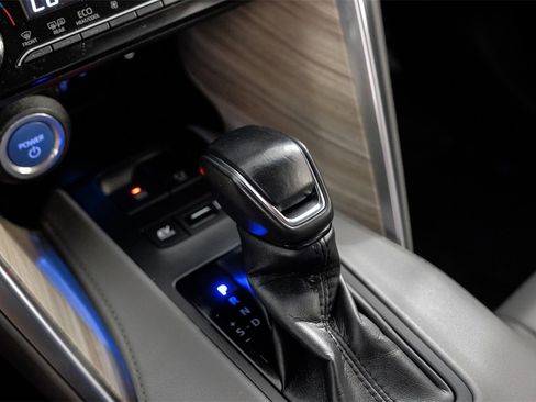 Used 2022 Toyota Venza XLE image 24