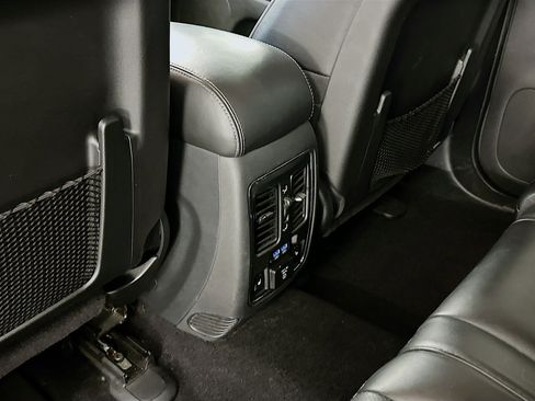 Used 2020 Jeep Grand Cherokee Overland AWD/4WD image 29