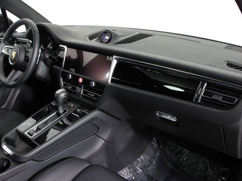 Certified 2025 Porsche Macan image 24