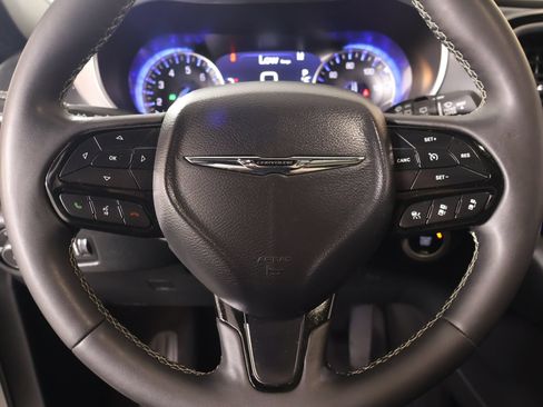 Used 2025 Chrysler Pacifica Limited FWD image 3