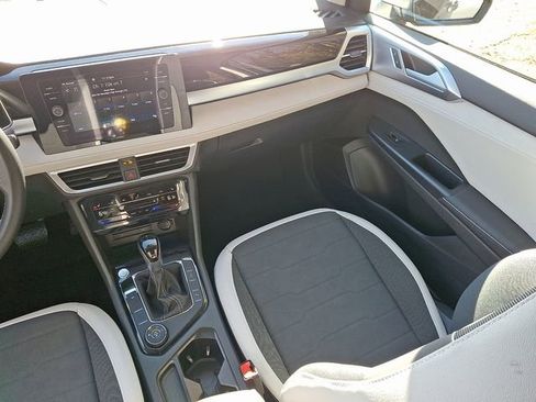 Certified 2025 Volkswagen Taos SE w/ Panoramic Sunroof Package image 16