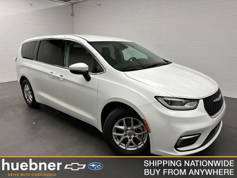 Used 2023 Chrysler Pacifica Touring-L FWD image 1