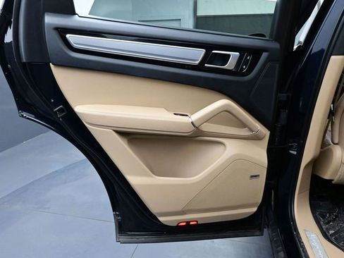 Certified 2023 Porsche Cayenne Platinum Edition image 13