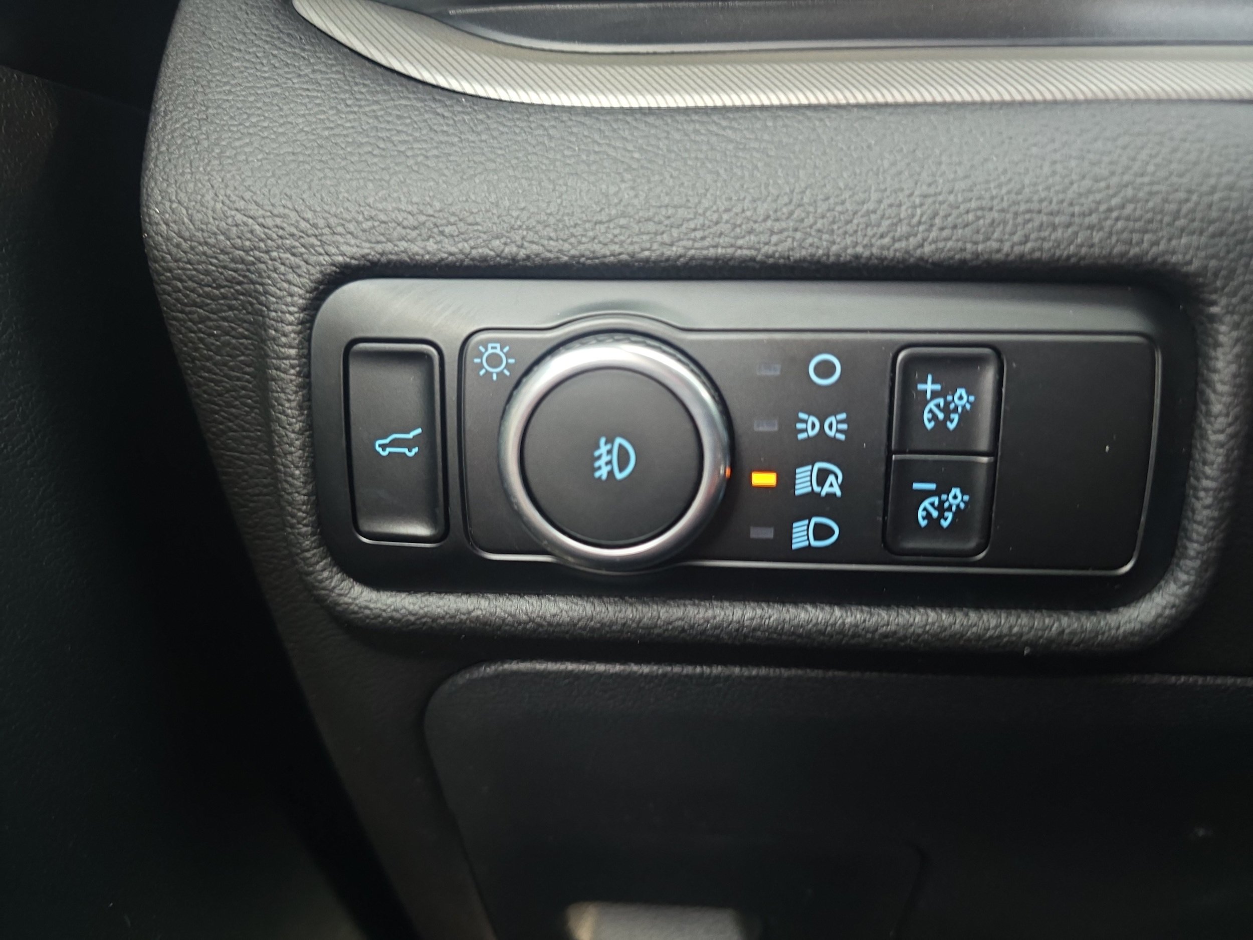 Used 2024 Ford Explorer XLT w/ Equipment Group 202A AWD/4WD image 16