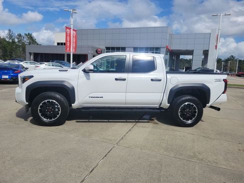 Used 2025 Toyota Tacoma TRD Off-Road w/ TRD Off Road Upgrade Package image 2