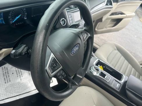 Used 2018 Ford Fusion SE image 11