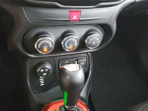 Used 2016 Jeep Renegade Trailhawk AWD/4WD image 32