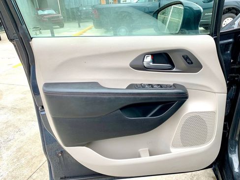 Used 2020 Chrysler Pacifica Touring-L FWD image 10