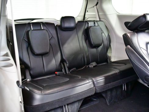 Used 2023 Chrysler Pacifica Touring-L image 12