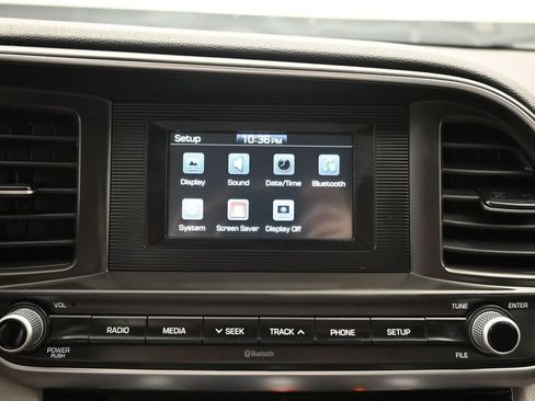 Used 2020 Hyundai Elantra SE FWD image 15