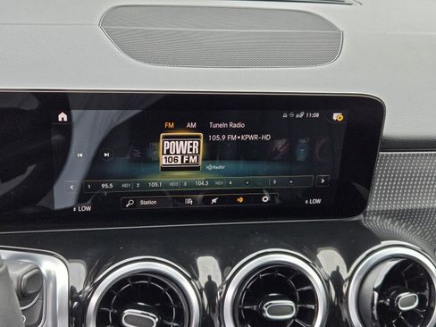 Used 2022 Mercedes-Benz GLB 250 4MATIC w/ Premium Package Lite image 9