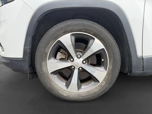 Used 2019 Jeep Cherokee Limited FWD image 13