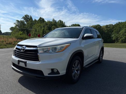 Used 2014 Toyota Highlander XLE image 3