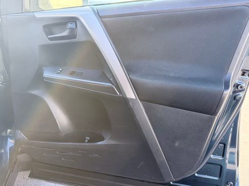 Used 2018 Toyota RAV4 LE image 8