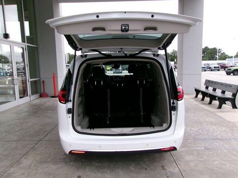 Used 2024 Chrysler Pacifica Touring-L FWD image 19