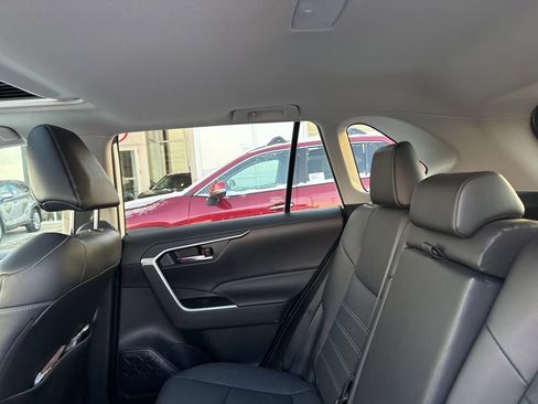 Used 2022 Toyota RAV4 XLE Premium image 10