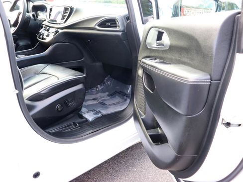 Used 2026 Chrysler Pacifica Limited FWD image 17