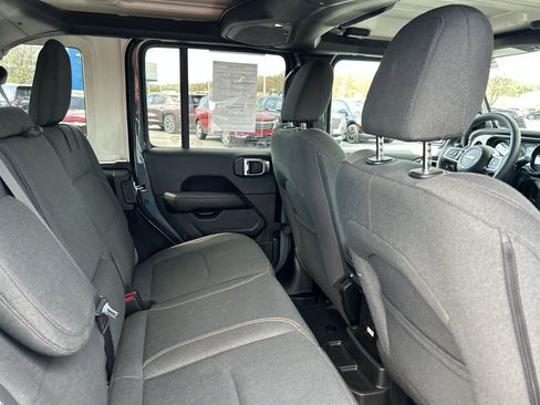 Used 2025 Jeep Wrangler Sahara w/ Safety Group image 17