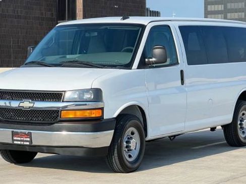 Used 2017 Chevrolet Express 2500 LT w/ LT Preferred Equipment Group image 3