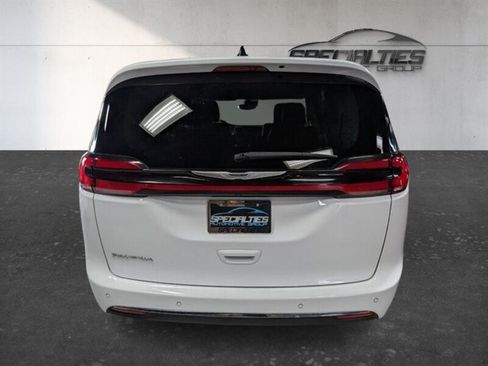 Used 2024 Chrysler Pacifica Touring-L FWD image 9