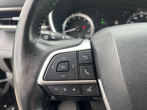 Used 2024 Toyota Highlander XLE AWD/4WD image 13