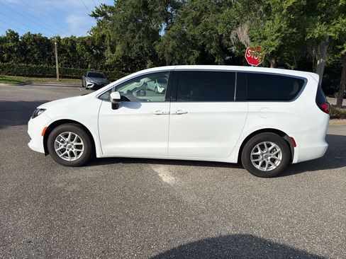 Used 2023 Chrysler Voyager LX FWD image 2